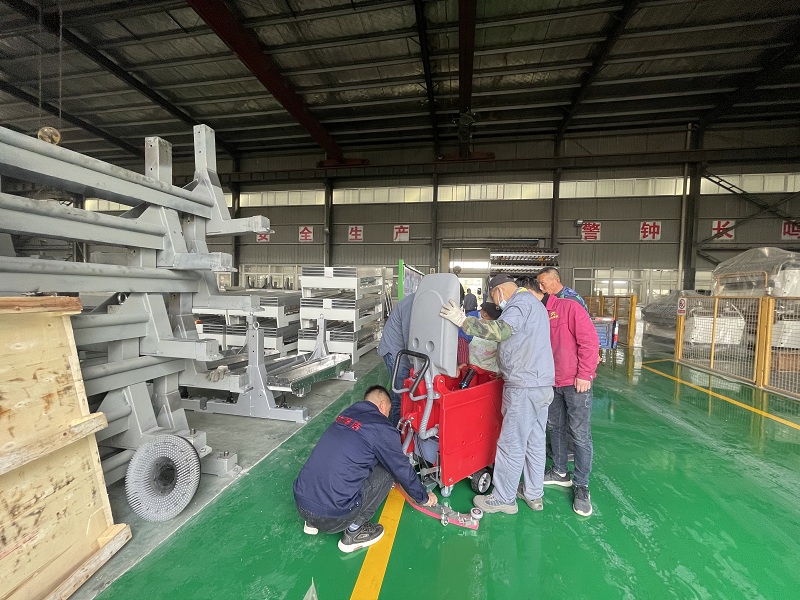 揚(yáng)州市某糧食機(jī)械有限公司選擇了DX2洗地機(jī)解決地面清潔問(wèn)題 揚(yáng)州市某糧食機(jī)械有限公司選擇了DX2洗地機(jī)解決地面清潔問(wèn)題