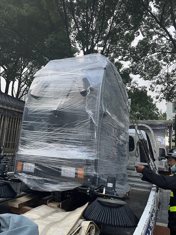宿遷某科技公司選中御衛(wèi)仕全封閉駕駛式掃地機DS10 宿遷某科技公司選中御衛(wèi)仕全封閉駕駛式掃地機DS10